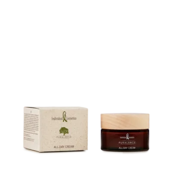 Individual Cosmetics Puralance All-Day Cream im braunen Cremetiegel mit Holzdeckel, neben Produktverpackung