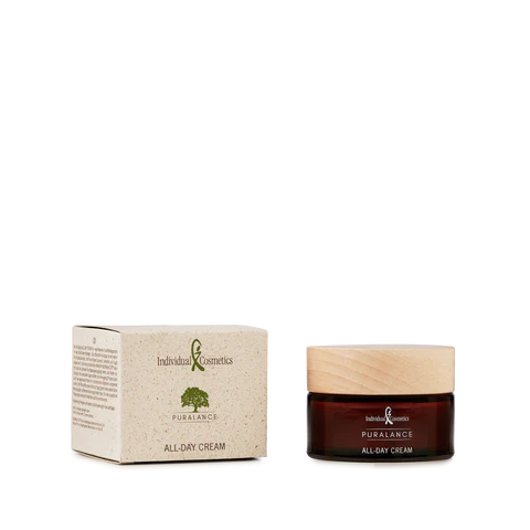Individual Cosmetics Puralance All-Day Cream im braunen Cremetiegel mit Holzdeckel, neben Produktverpackung