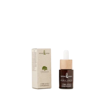 Individual Cosmetics Puralance 7-Time Effect Concentrate in brauner Pipettenflasche mit Holzverschluss, neben Produktverpackung