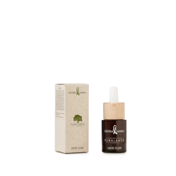 Individual Cosmetics Puralance Eye Fluid in brauner Pipettenflasche mit Holzverschluss, neben Produktverpackung