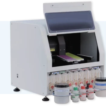 Automatisches Laboranalysegerät mit offener Arbeitskammer, Probenplatte und angeschlossenen Schläuchen sowie Reagenz- und Waschlösungsbehältern